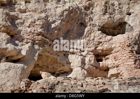 Höhlen im Kalkstein-Klippen bei Montezuma Castle National Monument in der Nähe von Camp Verde, Arizona Stockfoto