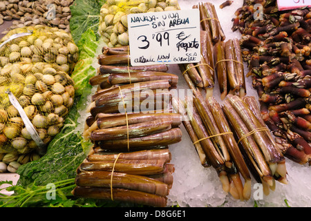 Rasiermesser Clams zum Verkauf auf einem spanischen Fischmarkt Stockfoto