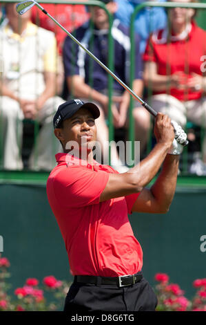 3. Juni 2012: Tiger Woods Uhren seinen Abschlag auf dem 12. Loch während der Endrunde der The Memorial Tournament im Muirfield Village Golf Club in Dublin, Ohio Stockfoto