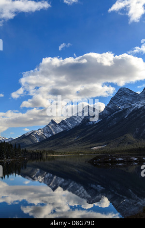 Schöne Berg spiegelt im See unten Stockfoto