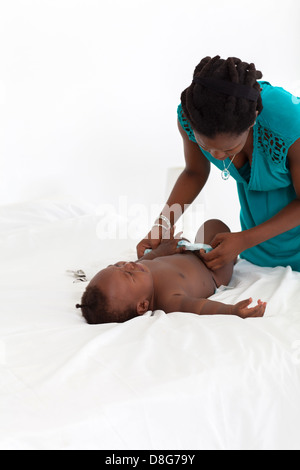 African American Mutter Baby Windel ändern Stockfoto