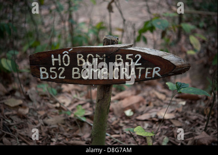 B52 Bombentrichter Schild an die Cu Chi Tunnel komplexe Touristengebiet, Ho Chi Minh, Saigon, Vietnam, Südostasien. Stockfoto