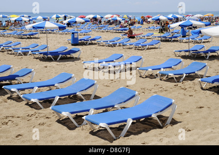 Leere Liegestühle am Strand Stockfoto