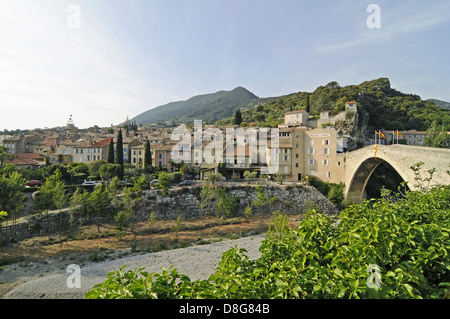 Stadtbild mit der Pont de Nyons Stockfoto