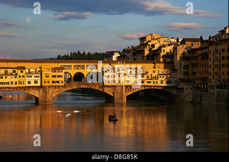 Ponte Vecchio, mit Blick auf den Arno Fluss, Italien, Toskana, Florenz, Altstadt von der UNESCO als Welterbe gelistet Stockfoto