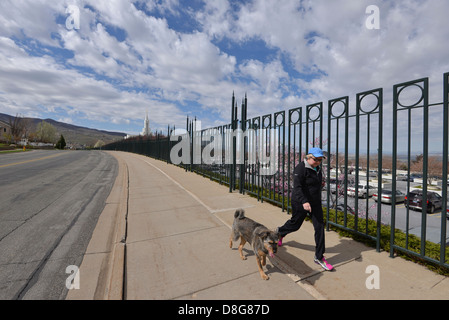 Frau, die ihrem Hund neben dem Tempel der Mormonen in Bountiful, Utah. Stockfoto