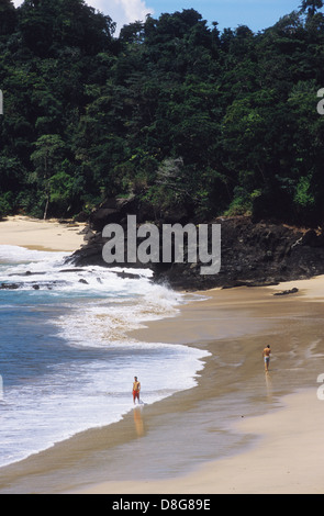 Männer zu Fuß über den Strand auf der Insel San Jose Stockfoto