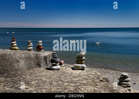 Balancing Rock Skulpturen am felsigen Ufer des Lake Ontario Toronto mit Schwänen Stockfoto