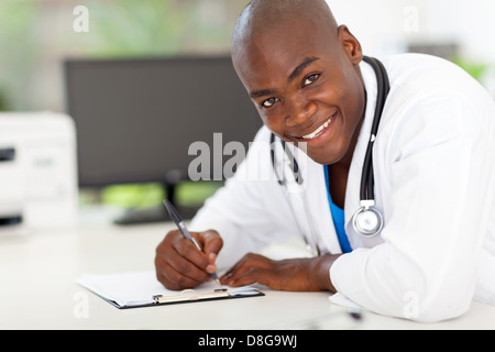 Porträt von Afro amerikanischen männlichen Arzt arbeiten im Büro Stockfoto