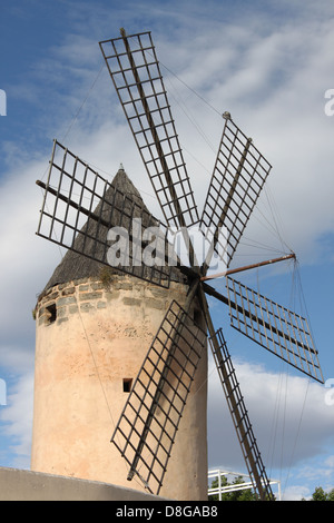 Traditionelle spanische Windmühle in Mallorca, Spanien Stockfoto