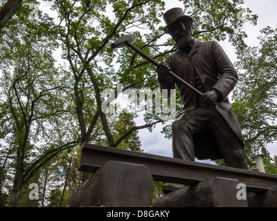 Statue von Mann mit Hammer auf Eisenbahn in Edmonton Stockfoto