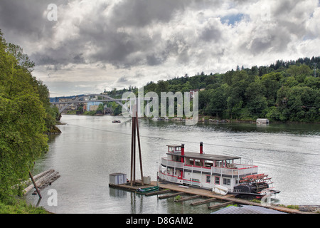 Historische Raddampfer entlang Willamette River in Oregon City angedockt Stockfoto