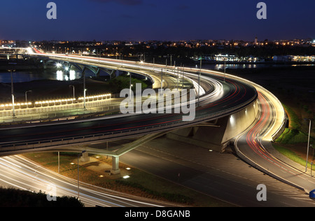 Straßen in der Stadt Rabat in der Nacht, Marokko Stockfoto