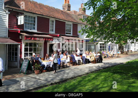 Pflaster-Restaurants und Cafés in Tenterden Kent UK Stockfoto