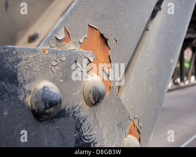 Nahaufnahme von geschälten Farbe auf eine rostige alte Metallbrücke mit unscharfen Hintergrund. Hohe Brücke in Edmonton Stockfoto