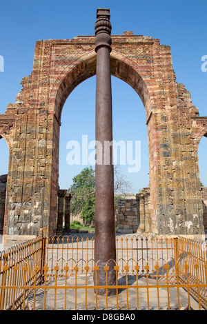 Eiserne Säule bei der Qutub Minar-Komplex, Delhi, Indien Stockfoto