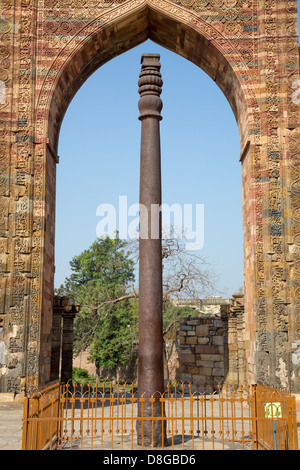 Eiserne Säule bei der Qutub Minar-Komplex, Delhi, Indien Stockfoto