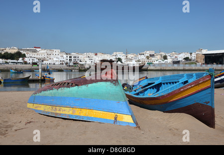 Angelboote/Fischerboote am Strand in Rabat, Marokko Stockfoto