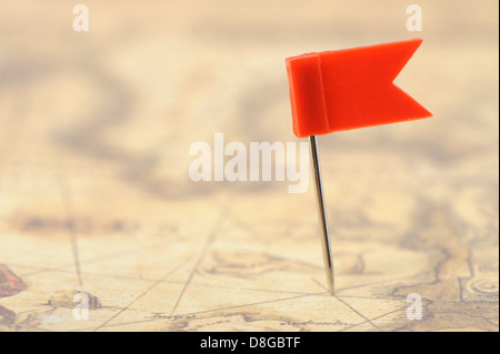 Flagge rot-einen Pin auf alte Karte Stockfoto