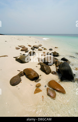 Nassen Steinen am Strand von Viveros Insel Stockfoto