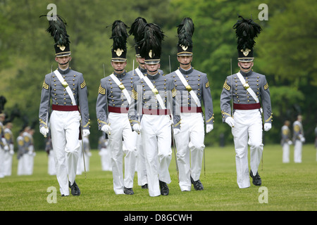 US Armee-Korps der Kadetten Marsch auf der Ebene während der jährlichen Alumni Überprüfung an der West Point Military Academy 21. Mai 2013 in West Point, New York. Stockfoto