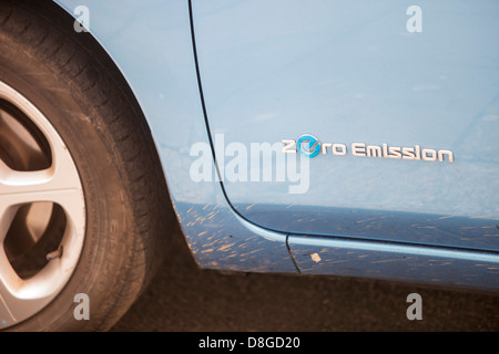 Ein Nissan Leaf Elektroauto aufladen auf einem Bürgersteig aufladen-Station in London, UK. Stockfoto