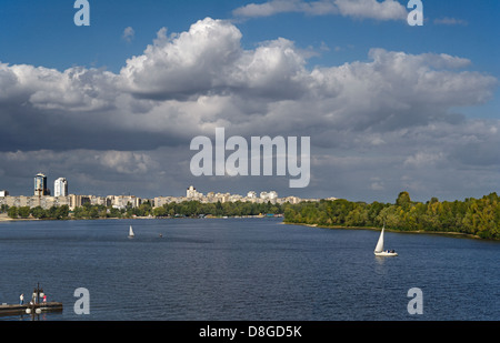 Segelboot auf dem Fluss Stockfoto