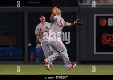 Kansas City, Missouri, USA. 28. Mai 2013. St. Louis Cardinals zweiter Basisspieler Matt Schreiner #13 fordert den Ball im Spiel zwischen den St. Louis Cardinals und die Kansas City Royals im Kauffman Stadium in Kansas City, MO am 28. Mai 2013. Bildnachweis: Cal Sport Media /Alamy Live-Nachrichten Stockfoto