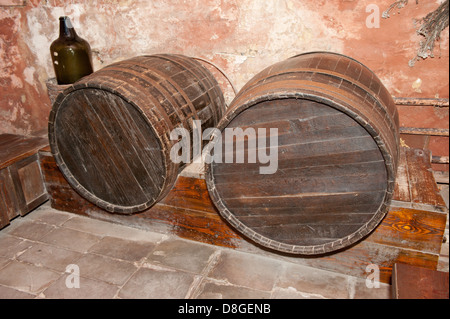 Weinkeller mit Fässern Stockfoto