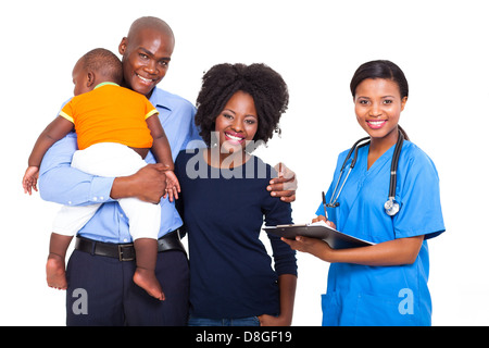 schöne afrikanische Gesundheitswesen Arbeitnehmerin mit jungen Familie isoliert auf weiss Stockfoto