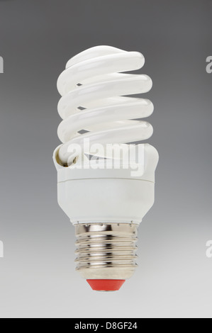 Energiesparende kompakte Leuchtstoff Glühlampe Stockfoto