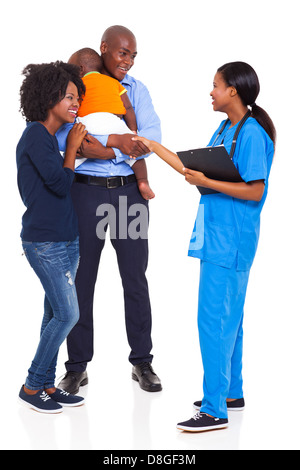 Afrikanischen Krankenschwester Hand schütteln mit Patienten Stockfoto