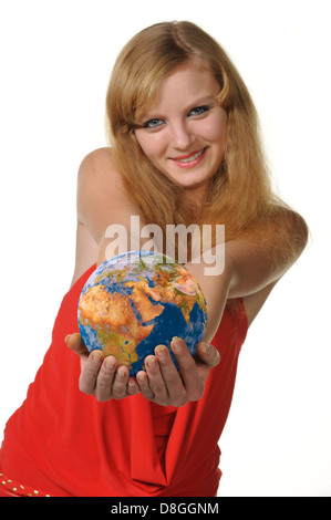 Die junge Frau hält die ganzen Welt in Händen. Stockfoto