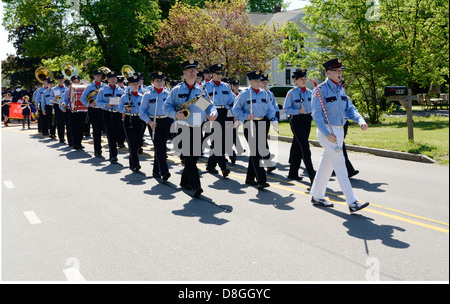 Feuerwehr März um Punkt für Anfang des Memorial Day Parade in der Kleinstadt zu montieren. Stockfoto