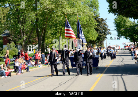 Guard trägt Farben für lokale Abteilung im Kleinstadt-Memorial-Day-Parade zu Ehren. Stockfoto