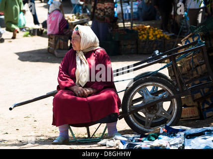 Berberfrauen in einem bunten Markt im Großraum mittlerer Atlas in Marokko. Stockfoto