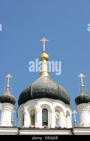 Kreuze auf dem Dach der Kirche Stockfoto