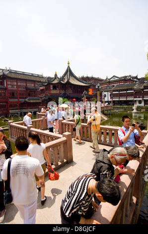 Touristen gehen auf die Brücke von neun Drehungen in der alten Stadt von Shanghai, China. Stockfoto