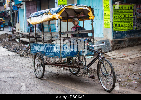 Fahrrad Warenkorb Schulbus in Varanasi, Indien Stockfoto