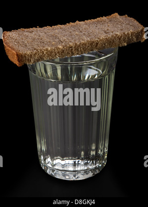 Brot essen auf Wodkaglas Stockfoto