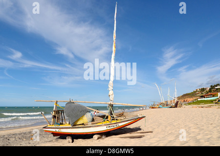 Segelboot am Strand Canoa Quebrada, Ceará, Brasilien Stockfoto