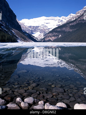 Blick über eine teilweise gefrorene Lake Louise, Banff Nationalpark, Alberta, Kanada Stockfoto