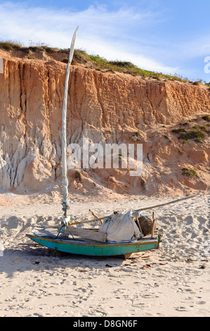 Segelboot am Strand Canoa Quebrada, Ceará, Brasilien Stockfoto