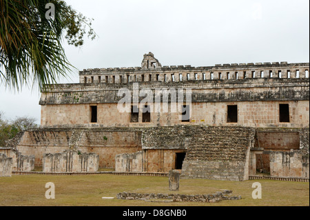 Der Palast oder El Palacio bei den Maya-Ruinen von Kabah, Yucatan, Mexiko Stockfoto