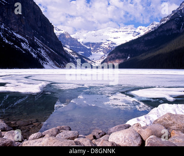 Blick auf eine teilweise gefrorene Lake Louise, Alberta, Kanada. Stockfoto