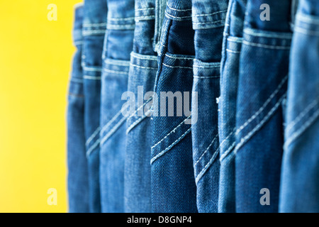 Zeile der erhängten Blue Jeans in einem Laden Stockfoto