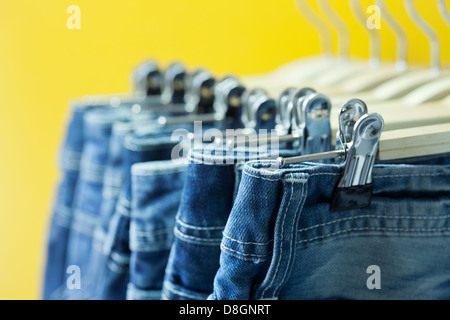 Zeile der erhängten Blue Jeans in einem Laden Stockfoto