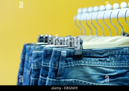 Zeile der erhängten Blue Jeans in einem Laden Stockfoto