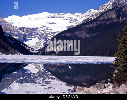 Blick auf Lake Louise auf Schnee bedeckt Berge, kanadischen Rockies, Banff Nationalpark, Alberta, Kanada. Stockfoto