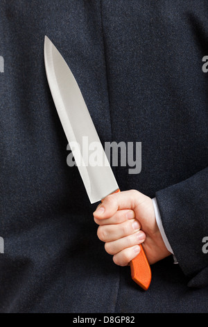 Messer in der Hand eines Mannes. Drohung mit Messer. Ein Mann greift